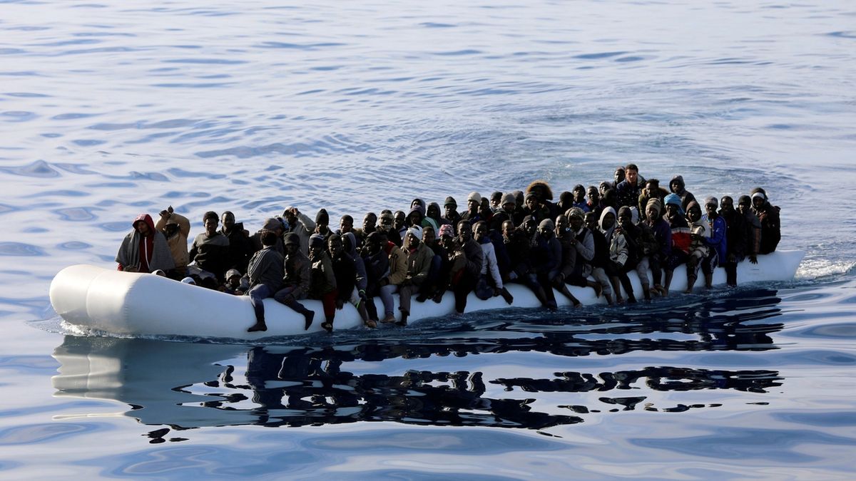Běženci se snaží překonat Středozemní moře. Ilustrační foto