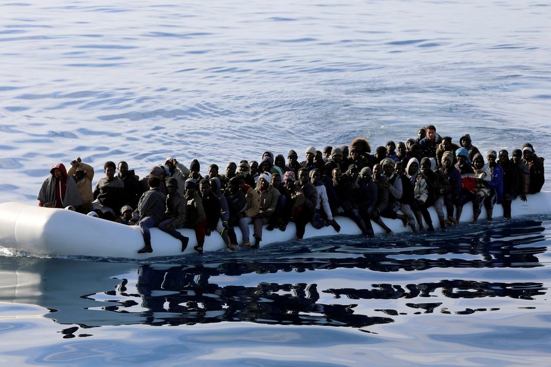 Běženci se snaží překonat Středozemní moře 