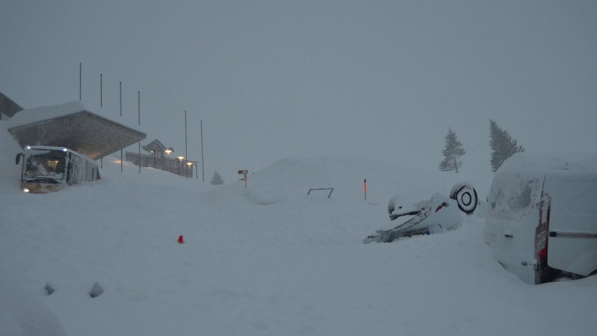 Síla pádu masy sněhu byla tak velká, že obracela zaparkovaná auta na střechu. 