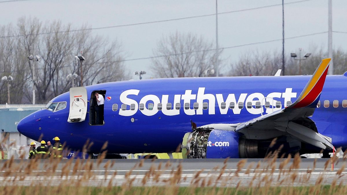 Letoun Boeing 737 aerolinek Southwest na letu 1380 z New Yorku do Dallasu, který nouzově přistál kvůli poškození motoru na letišti ve Filadelfii.