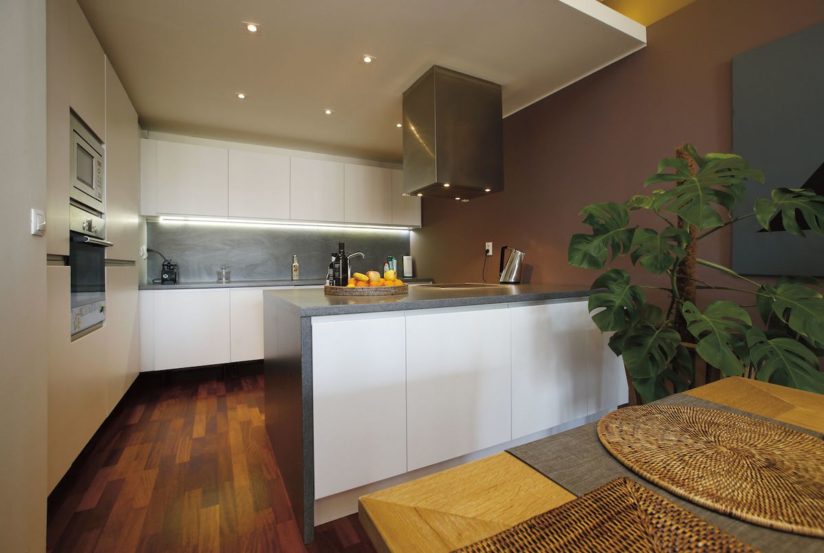 Kuchyňská linka již byla součástí bytu. Rodina je ráda za bílý odstín, protože opticky zvětšuje prostor a hezky vynikne masivní nábytek, dřevěná podlaha i tlumený odstín výmalby.