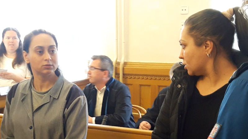 Sandra Čičová u soudu se sestrou Silvií. 