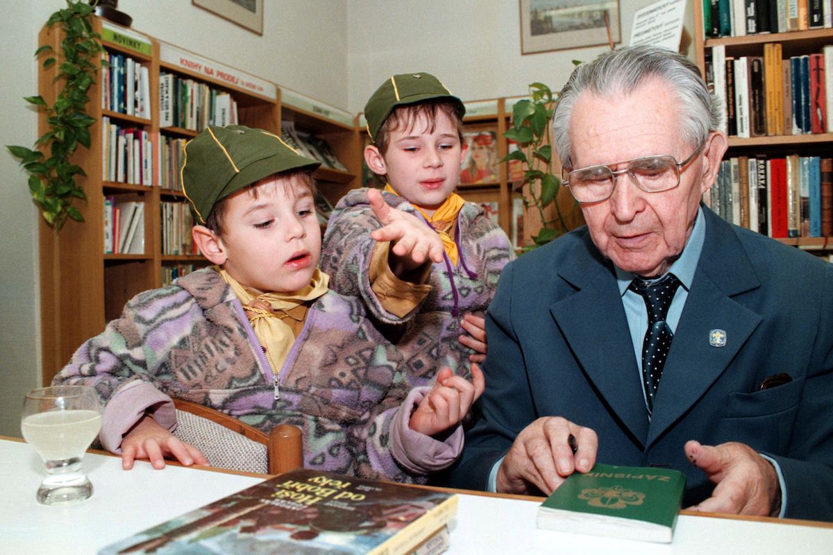 Autor Rychlých šípů Jaroslav Foglar během autogramiády v roce 1996