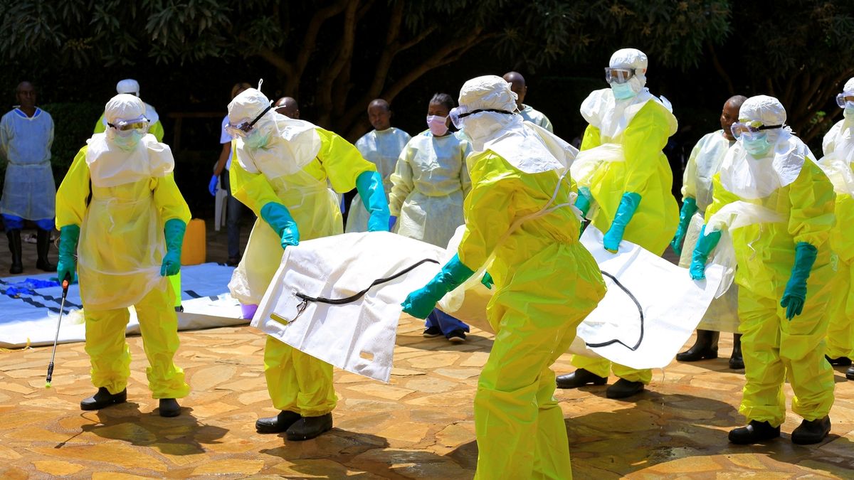 Dlouhodobé následky covidu připomínají to, co v těle napáchá ebola