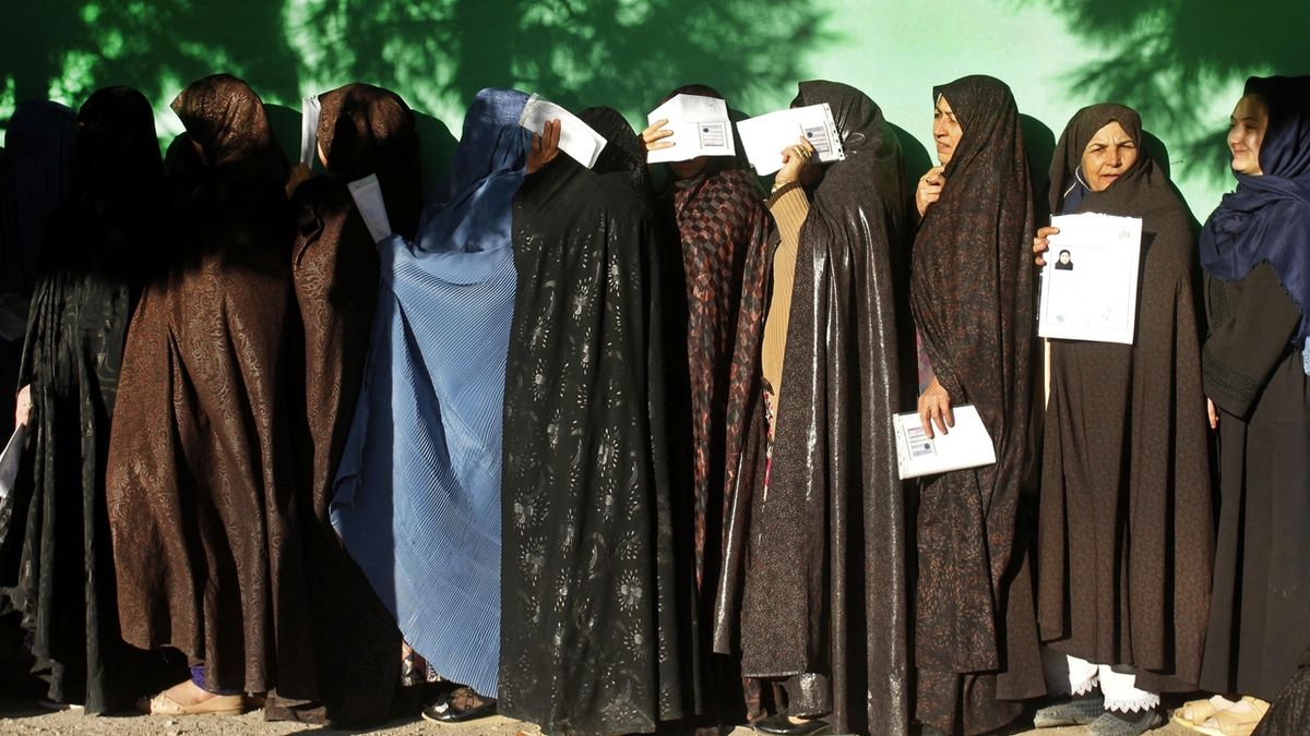 Ženy čekající ve frontě před volební místností.