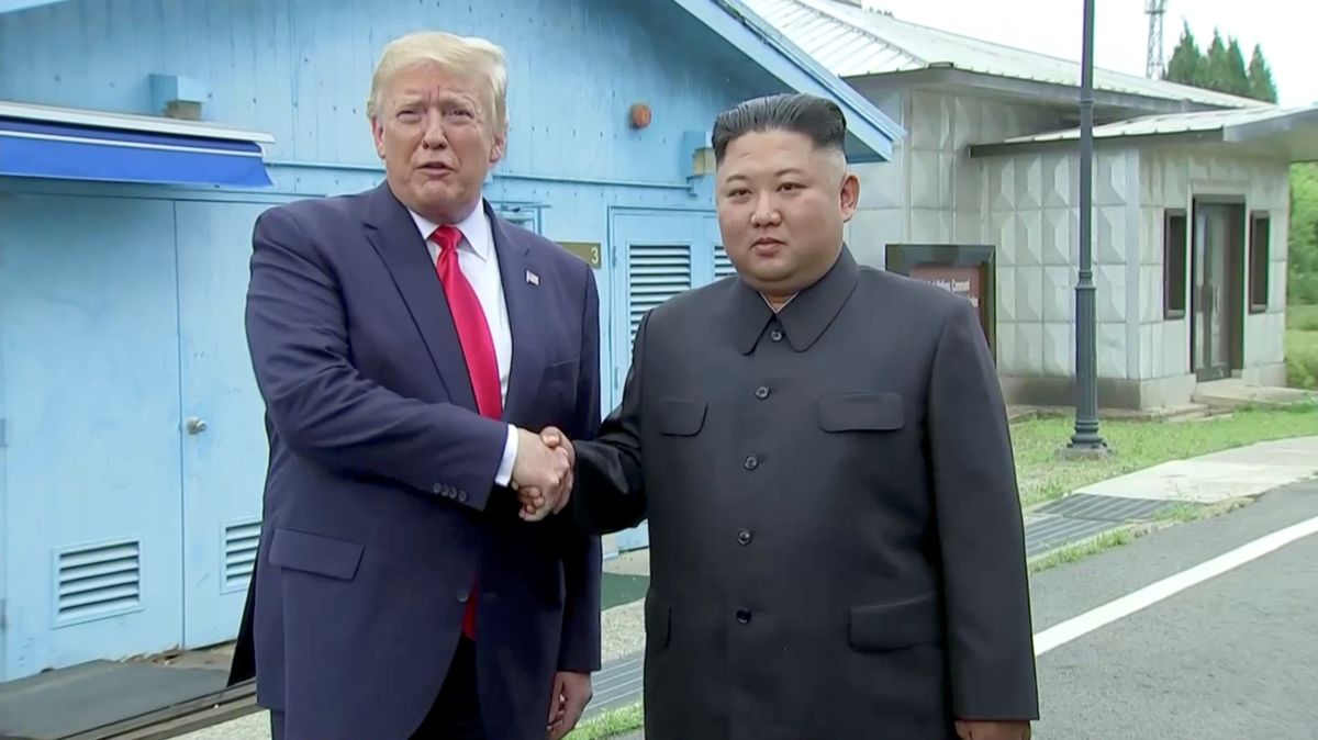 Donald Trump a Kim Čong-un při setkání na hranici mezi Korejemi.