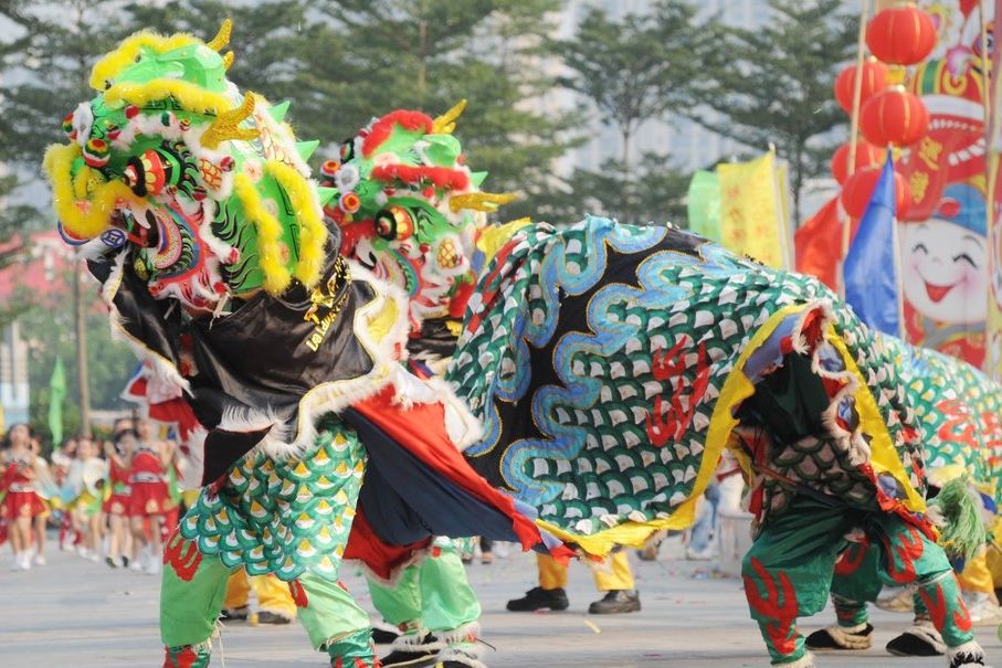 Lví tanec během novoročních oslav v Hongkongu.