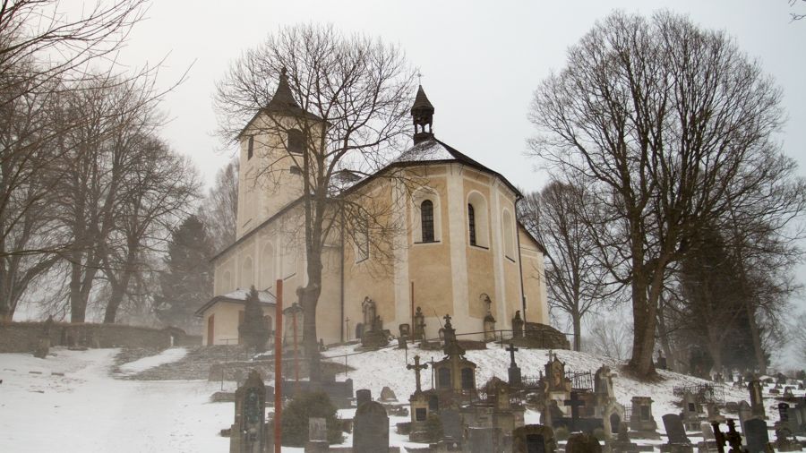 Kostel Nanebevzetí Panny Marie je jednou z nejvzácnějších památek Krkonoš.
