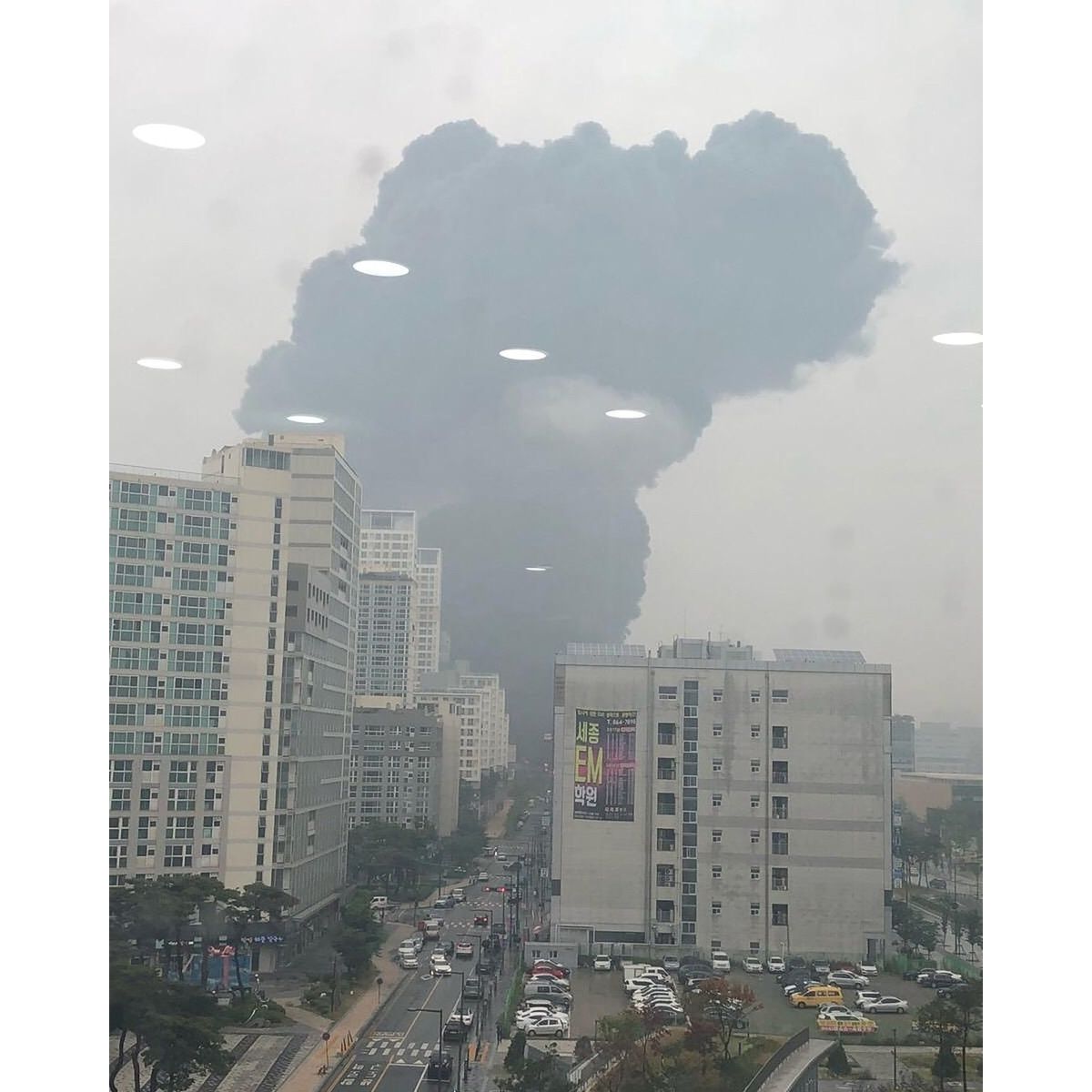 Požár na stavbě činžáku v Jižní Koreji