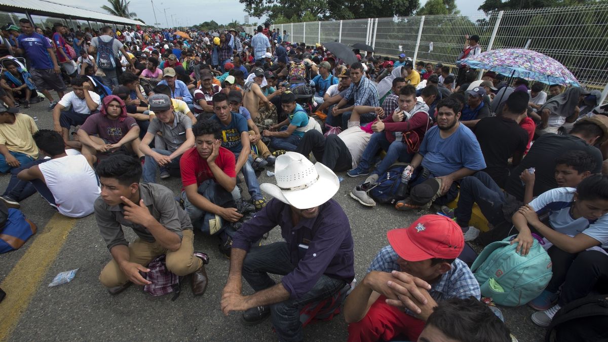 Migranti čekající na hranicích mezi Guatemalou a Mexikem 