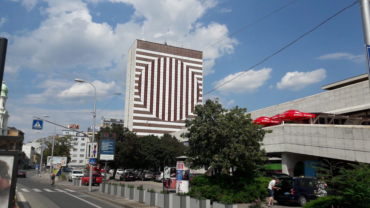 Fasádu bývalého hotelu Kyjev v Bratislavě zdobí největší streetartové dílo.