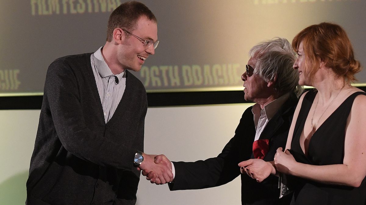 Slovenský režisér Teodor Kuhn (vlevo) převzal cenu za vítězství v soutěžní sekci Nová Evropa za film Ostrým nožem. Uprostřed je fotograf Jan Saudek, vpravo ředitelka programu Anna Kopecká.
