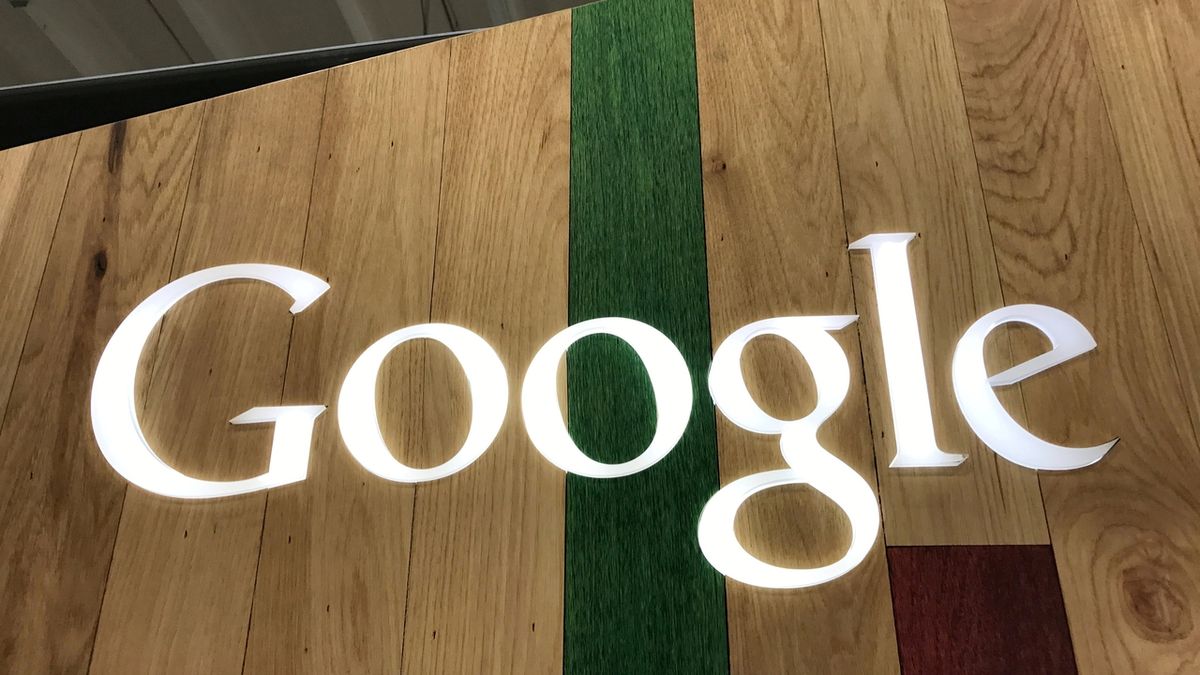 Logo Google na obchodě v Los Angeles