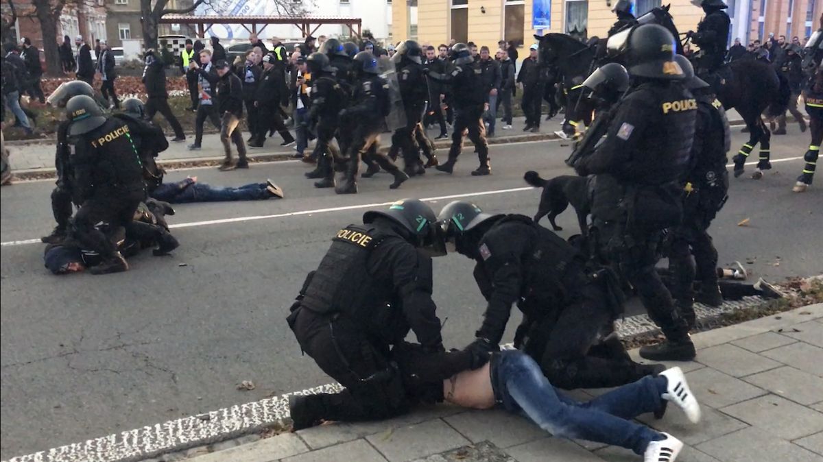 Policisté zasahovali proti fotbalovým fanouškům.