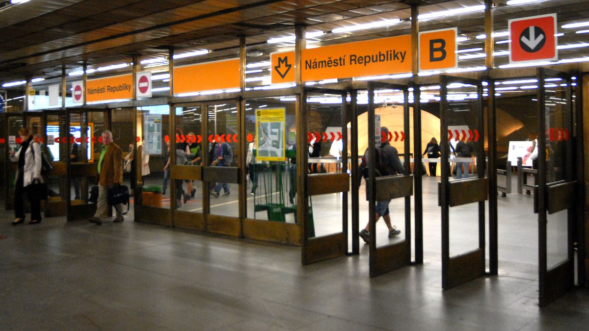 Stanice metra Náměstí Republiky