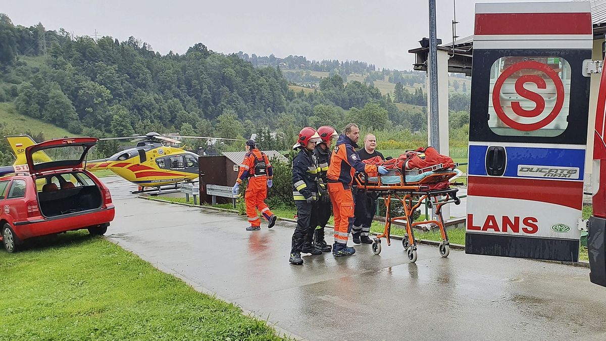 Záchranáři odvážejí zraněného turistu.