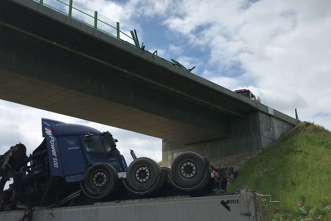 BEZ KOMENTÁŘE: Kamion se zřítil z 15 metrů
