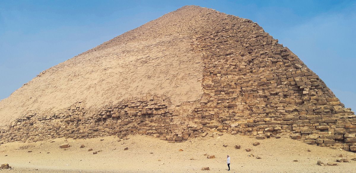 Člověk si před Lomenou pyramidou připadá jako mravenec.
