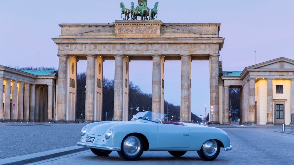 Porsche 356-001 před Brandenburskou bránou v Berlíně