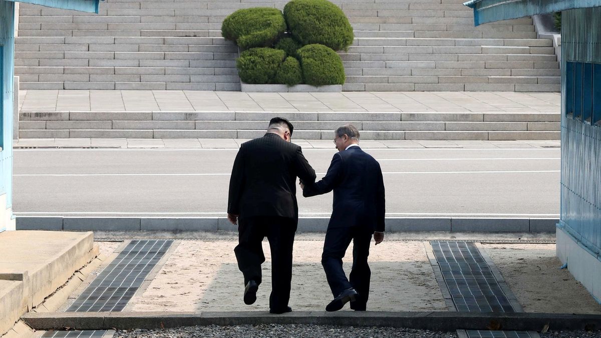 Severokorejský vůdce Kim Čong-un a jihokorejský prezident Mun če-in se setkali v demilitarizované zóně.