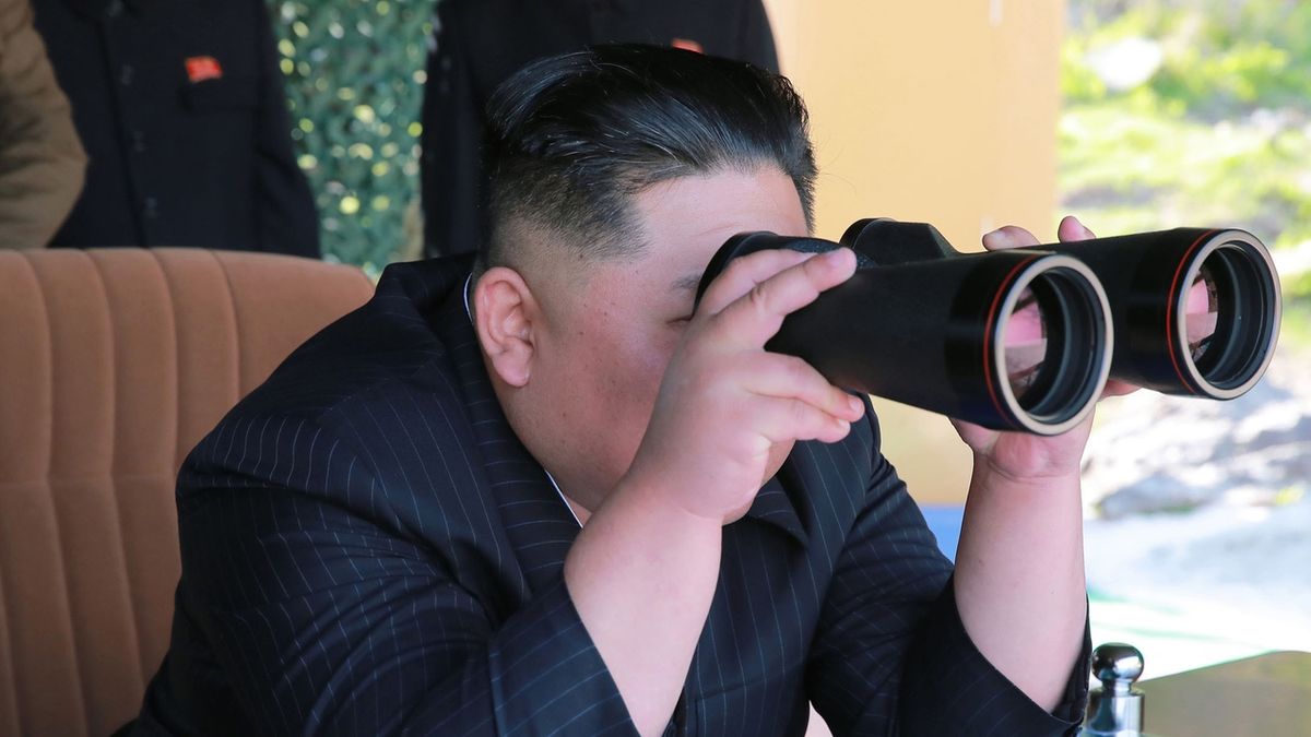 Severokorejský vůdce Kim Čong-un sleduje start raket 