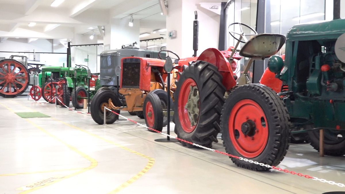 Expozice Jede traktor nabízí výstavu více než dvaceti typů traktorů.
