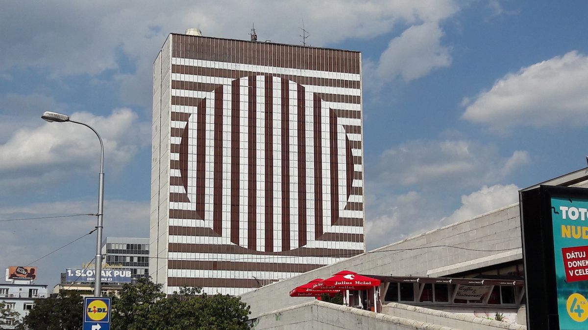 S využitím pouze dvou barev vytvořili autoři na fasádě hotelu hezkou optickou iluzi.