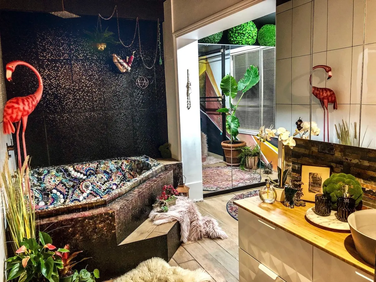 zena promenila svou obycejnou vanu v umelecke dilo koupat se v ni stale da novinky cz