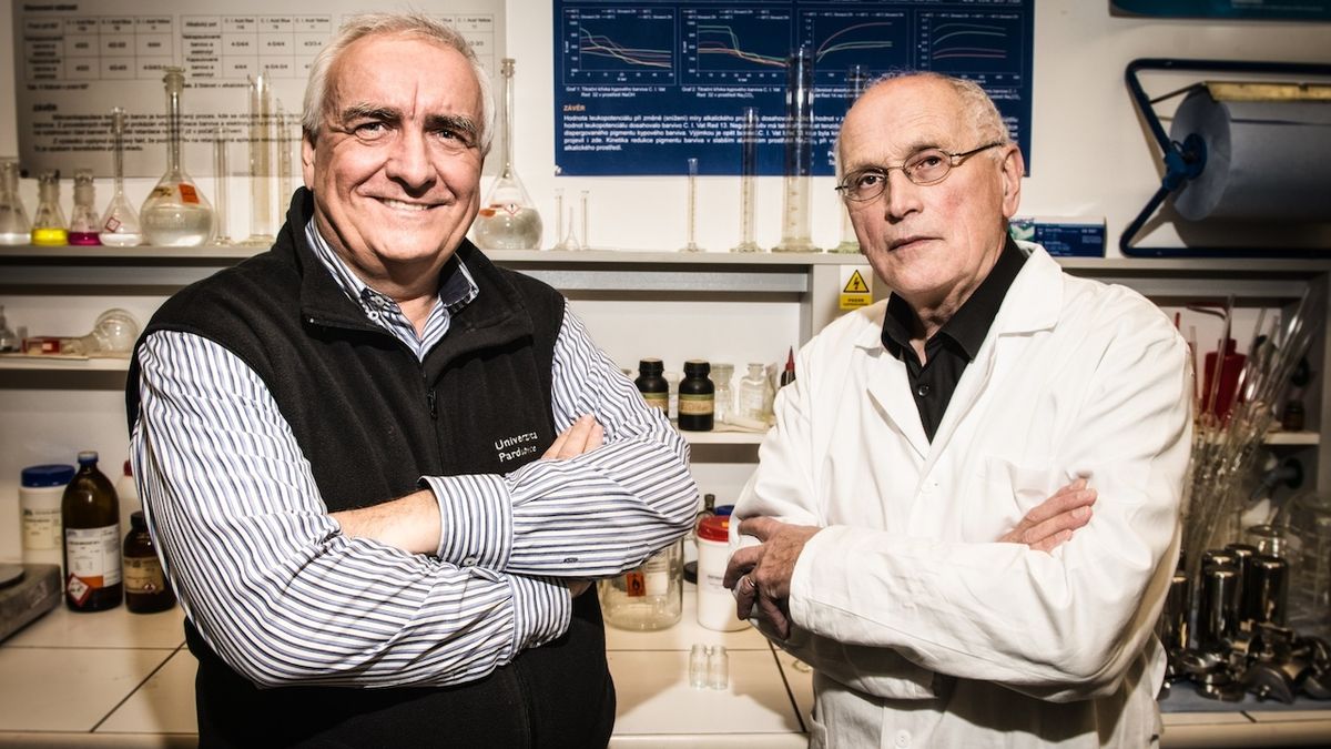 Profesor Hrdina (vlevo) a docent Burgert z Univerzity Pardubice přišli na užitečné zvláknění kyseliny.