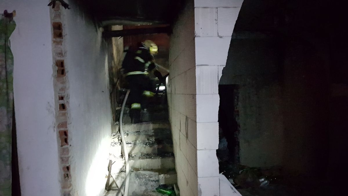 Na likvidaci požáru se podíleli profesionální i dobrovolní hasiči.