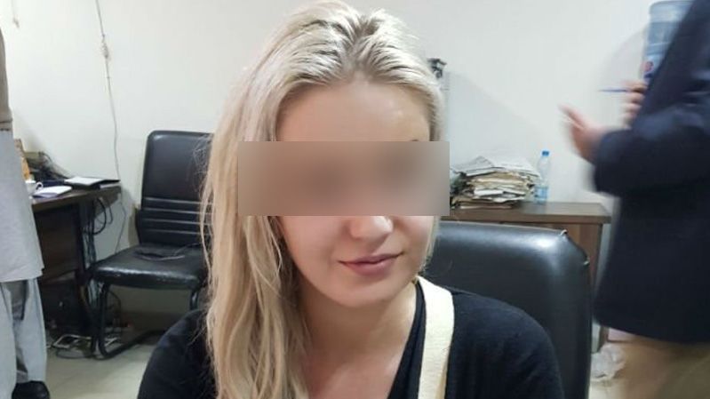 Češka zadržená na letišti v Láhauru s devíti kilogramy heroinu.