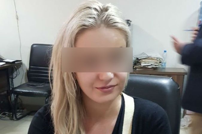 Češka zadržená na letišti v Láhaur s devíti kilogramy heroinu