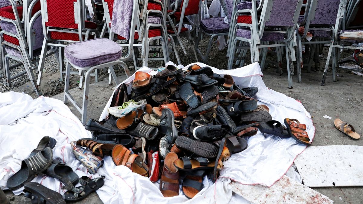 Boty obětí útoku na svatební síň v Kábulu.