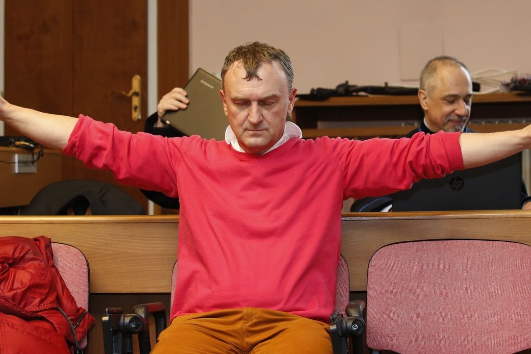 Obžalovaný podnikatel Antonín Koláček provádí u soudu svůj rituál.