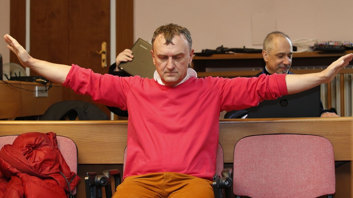 Obžalovaný podnikatel Antonín Koláček provádí u soudu svůj rituál.