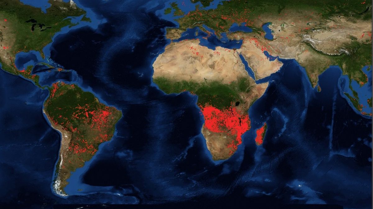 Snímek aktuálních požárů na Zemi z 28.8. 2019.