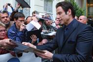 John Travolta byl k fanouškům vstřícný. S lovem autogramů pomáhá tatínkovi i syn Vladimír (vlevo nahoře)