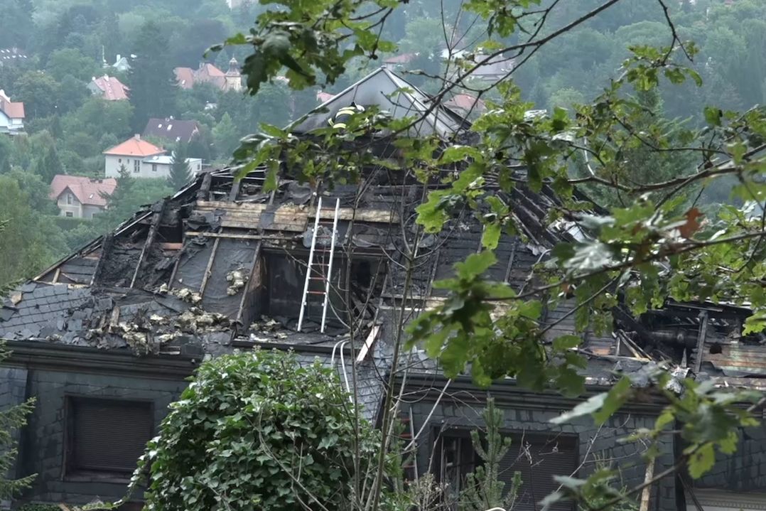 Záznam: Hasiči likvidují požár vily Radovana Krejčíře
