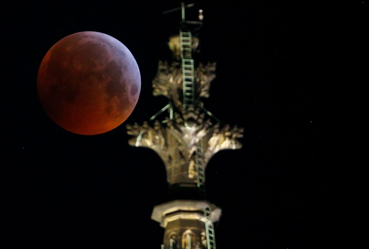Krvavý Měsíc byl k vidění i nad gotickou katedrálou v německém Kolíně nad Rýnem