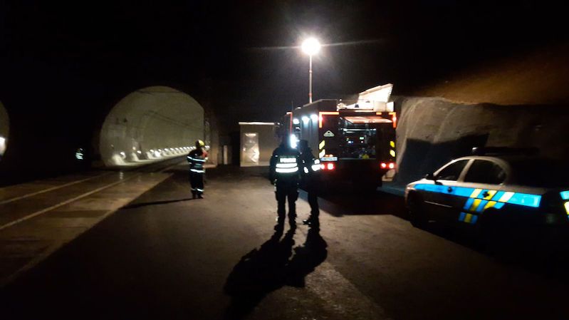 Policisté a hasiči u tunelu