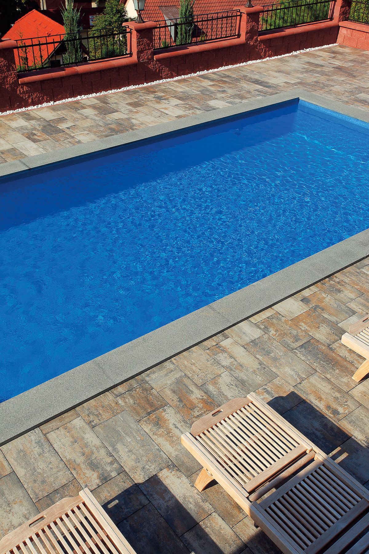 Terasu u domu a v okolí bazénu lze řešit využitím betonové dlažby Best. Na výběr máme z mnoha barevných odstínů, designů a úprav povrchu.