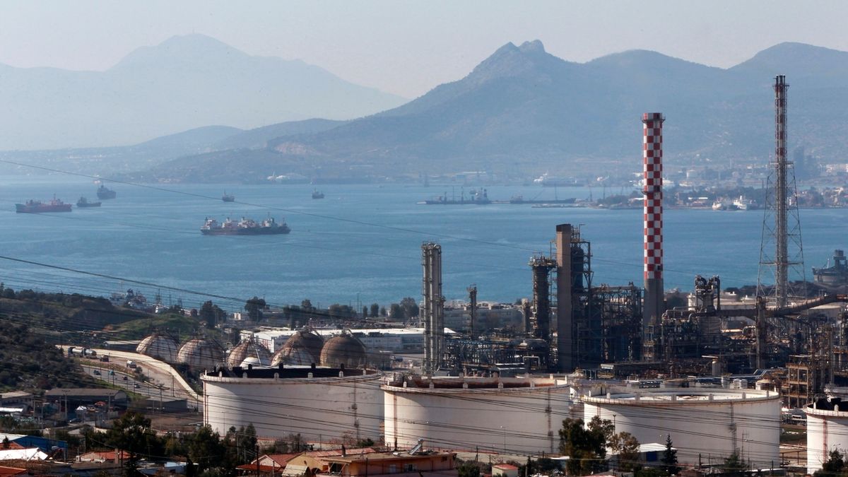 Řecko prodává i většinový podíl v největší tuzemské rafinérii Hellenic Petroleum