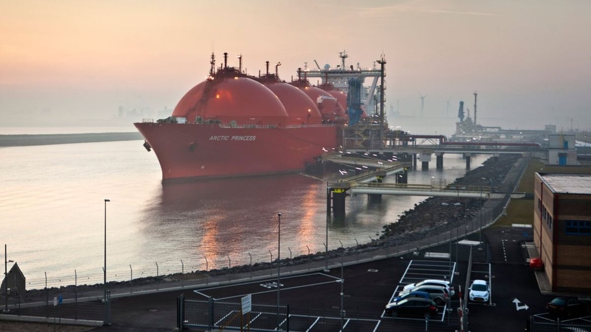 Na ilustračním snímku tanker na LNG v přístavu Rotterdam