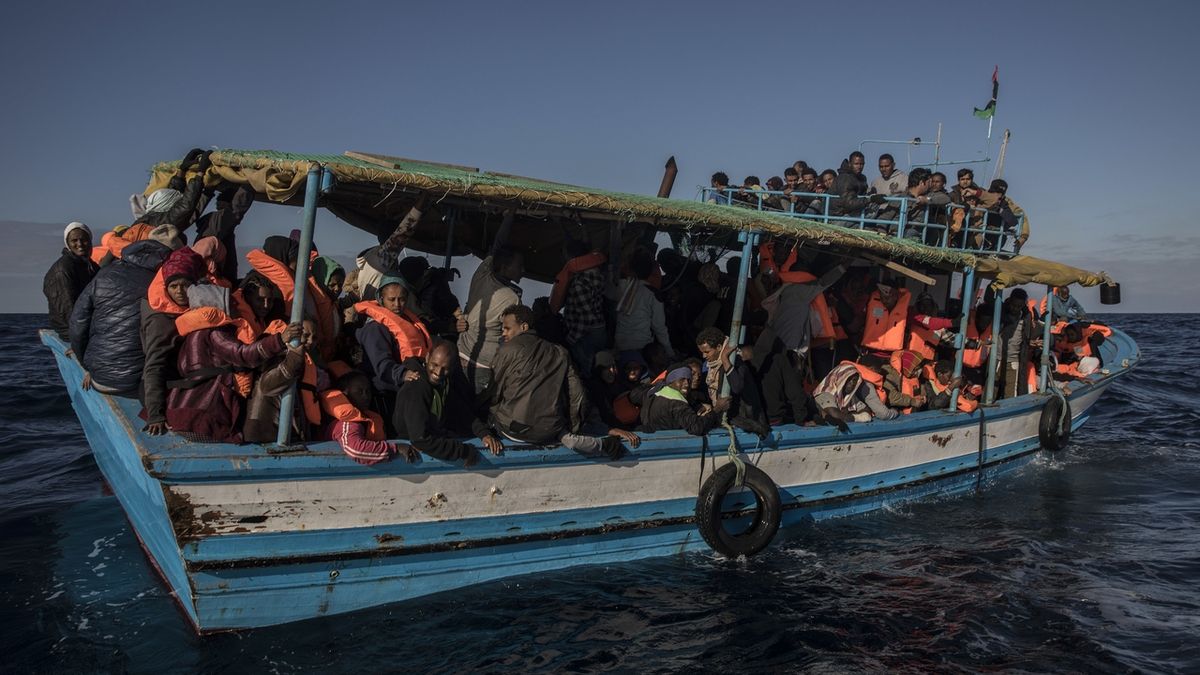 Migranti se dostávají do Evropy přes Středozemní moře.