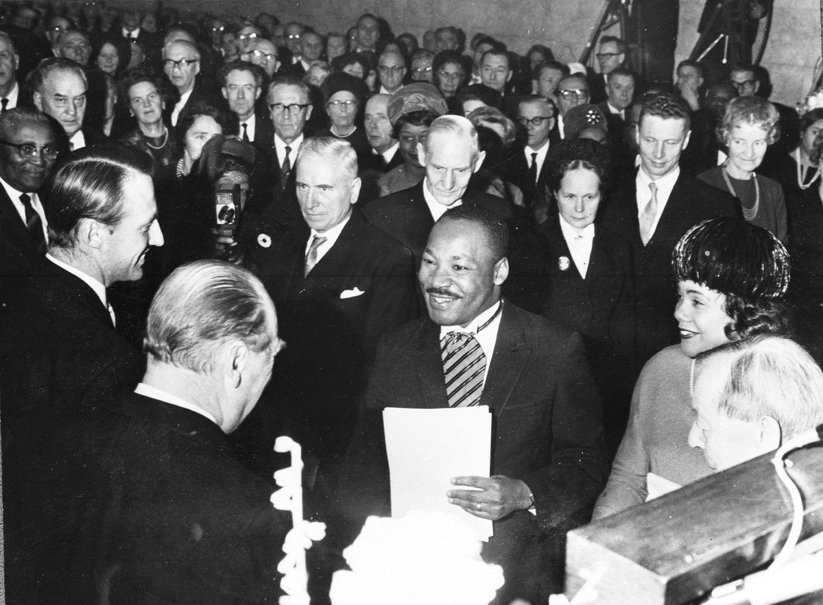 Norský král Olaf V. a korunní princ Harald blahopřejí Martinu Lutheru Kingovi k Nobelově ceně míru.