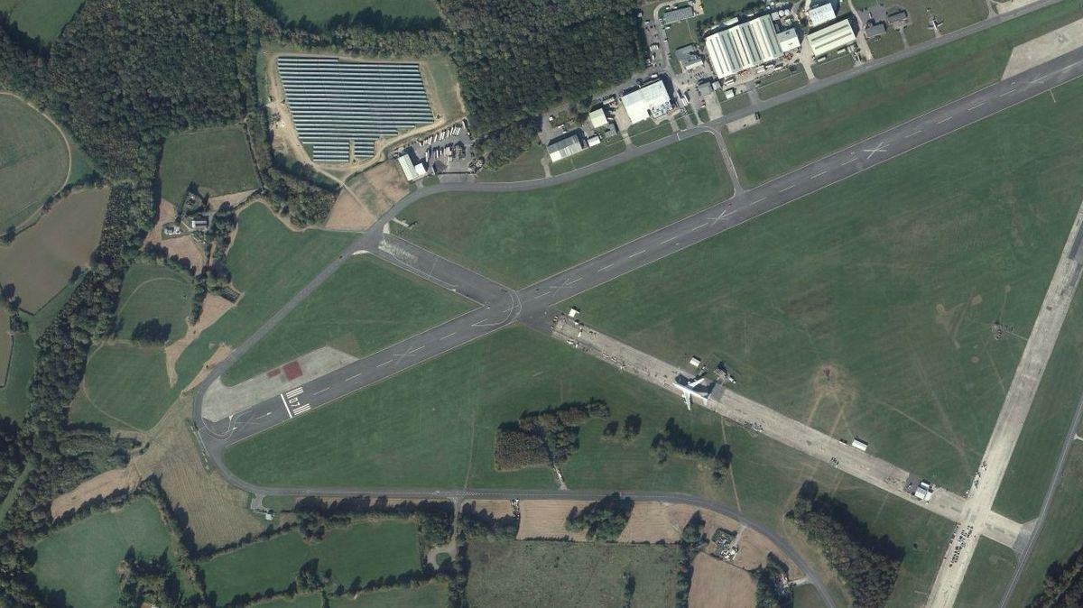 Testovací trať Top Gearu je na letišti Dunsfold jasně zřetelná. Nejslavnější zatáčka Hammerhead je vidět na konci ranveje vlevo.