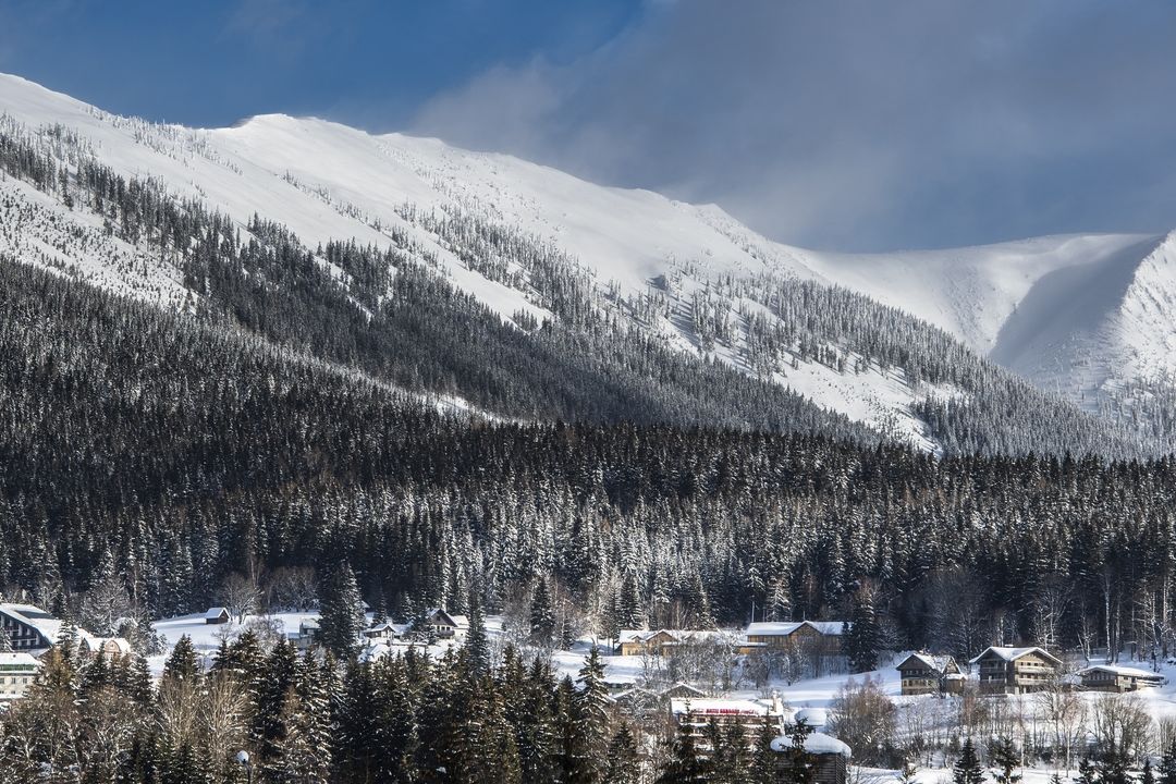 Na snímku ze 14. ledna 2019 je pohled ze Špindlerova Mlýna na lavinové lokality Kozí hřbety (vlevo) a Luční horu (vpravo).