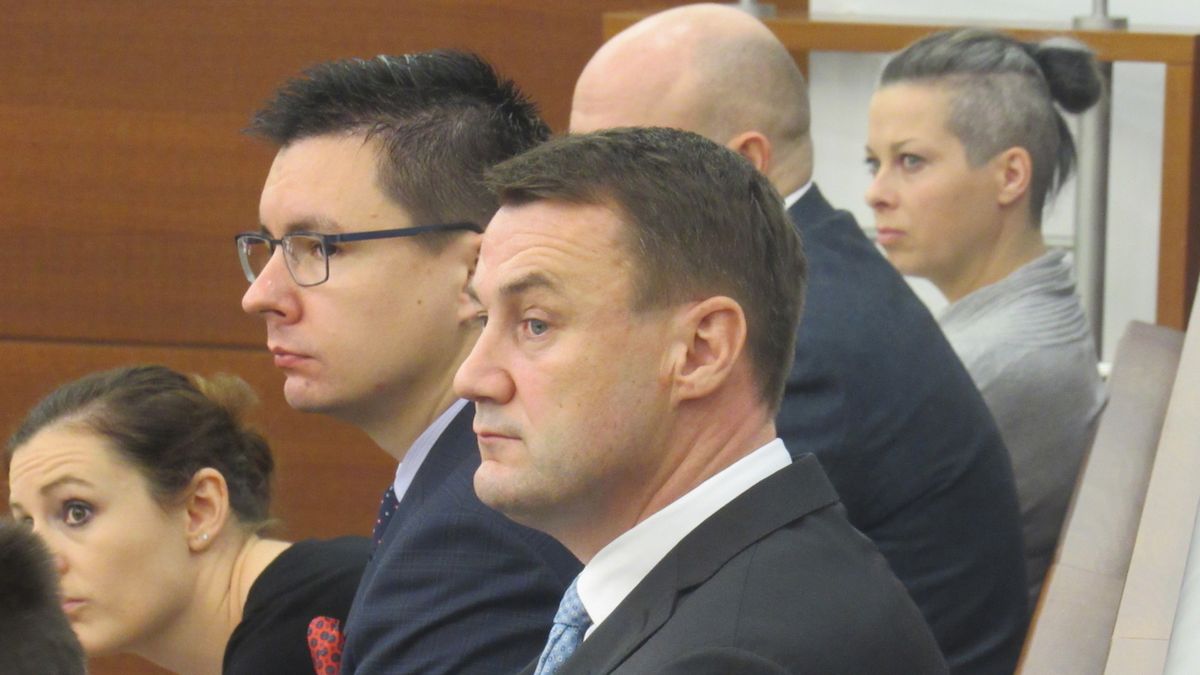 Hejtman Libereckého kraje Martin Půta (v popředí) u jednoho z předcházejících soudních přelíčení.