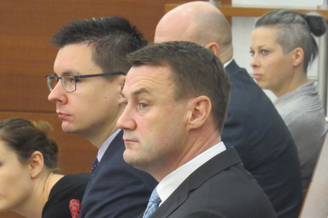 Hejtman Libereckého kraje Martin Půta (v popředí) u soudu.