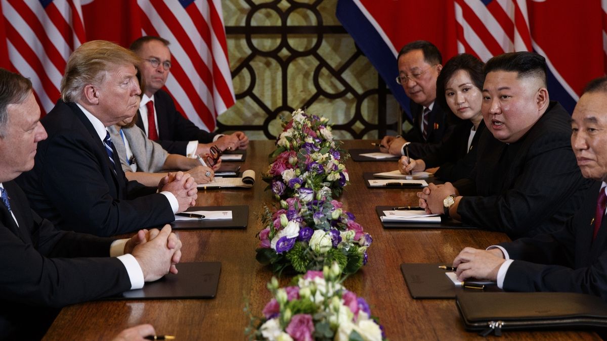Americký prezident Donald Trump hovoří při setkání se severokorejským vůdcem Kim Čong-unem v Hanoji. Vpravo vpředu je bývalý ředitel severokorejské zpravodajské služby a vysoký stranický představitel  Kim Jong-čchol. 